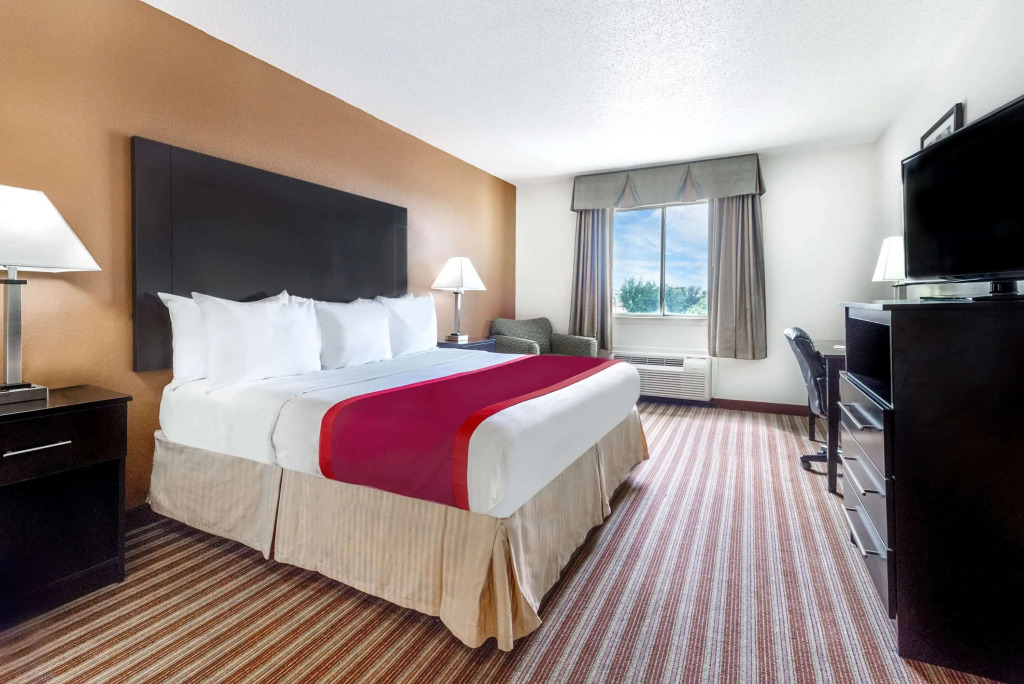 Days Inn & Suites by Wyndham Dallas
