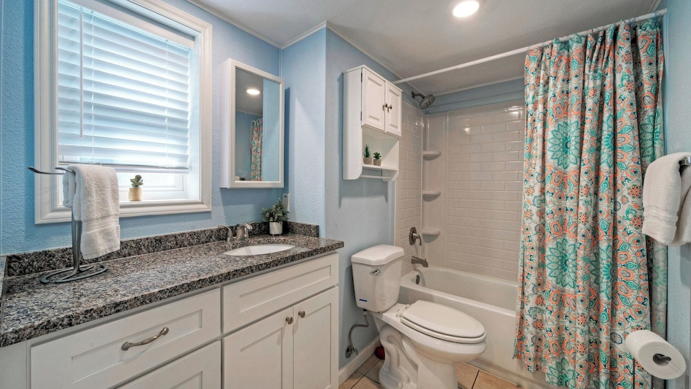 Beachfront Condo w/ Ocean View, 2 Pools, Boardwalk to the Beach Island Getaway