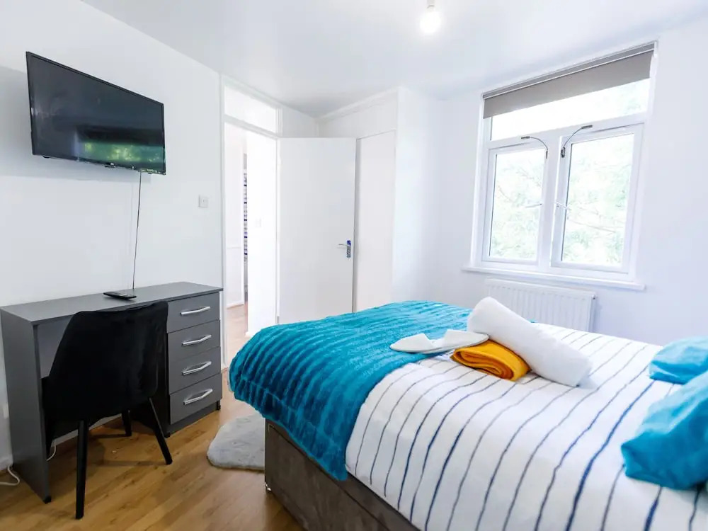 Inviting 3-bed House in London, Stay up to 6