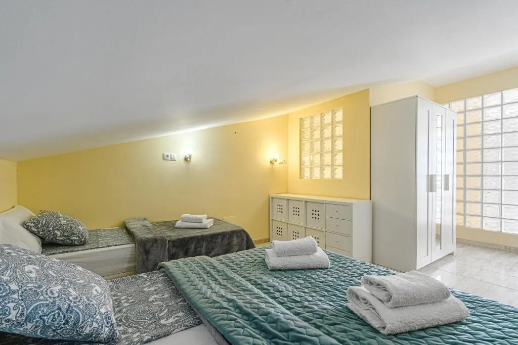 RED Large family apartment, three floors, 10 guests