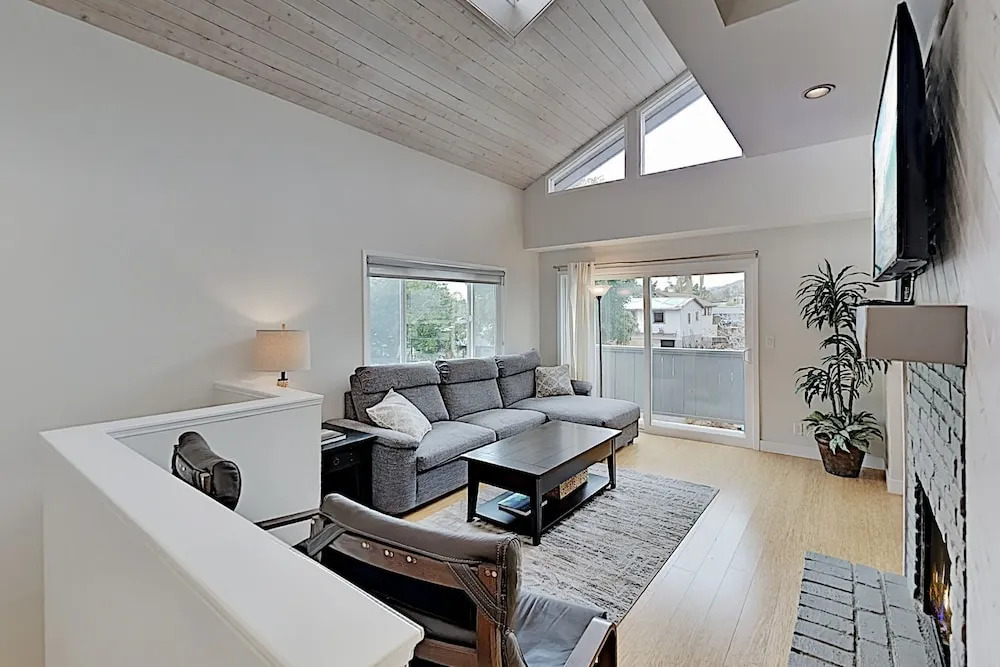 Ocean-View Hideaway W/ Lush Patio, Steps To Beach! Home