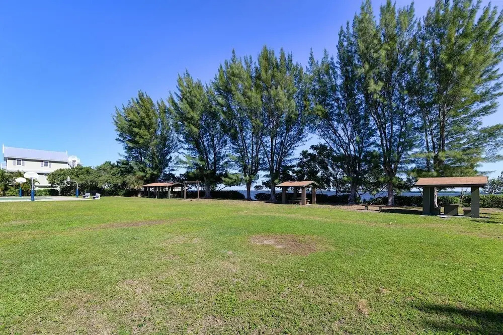 Walk To Beach Recently Renovated Sleeps 6 2 Bedroom Condo by RedAwning