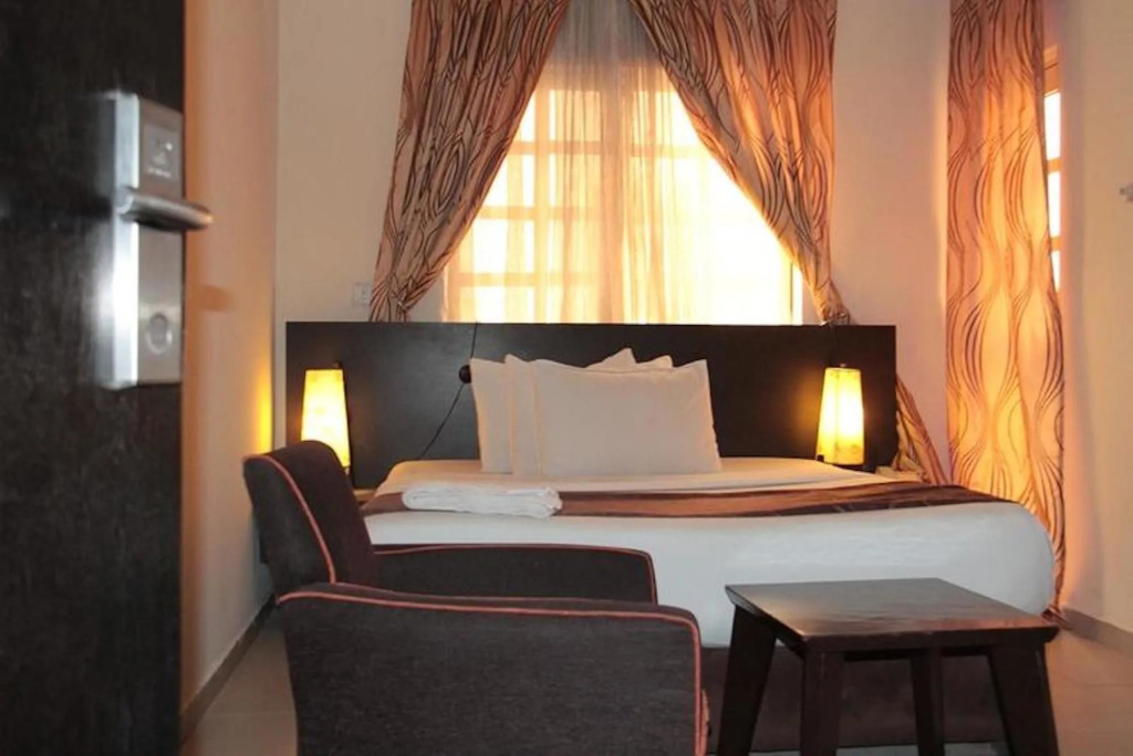 Lakeem Suites Adebola