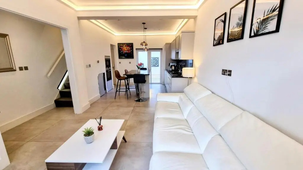 Surbiton Luxury Garden House 19