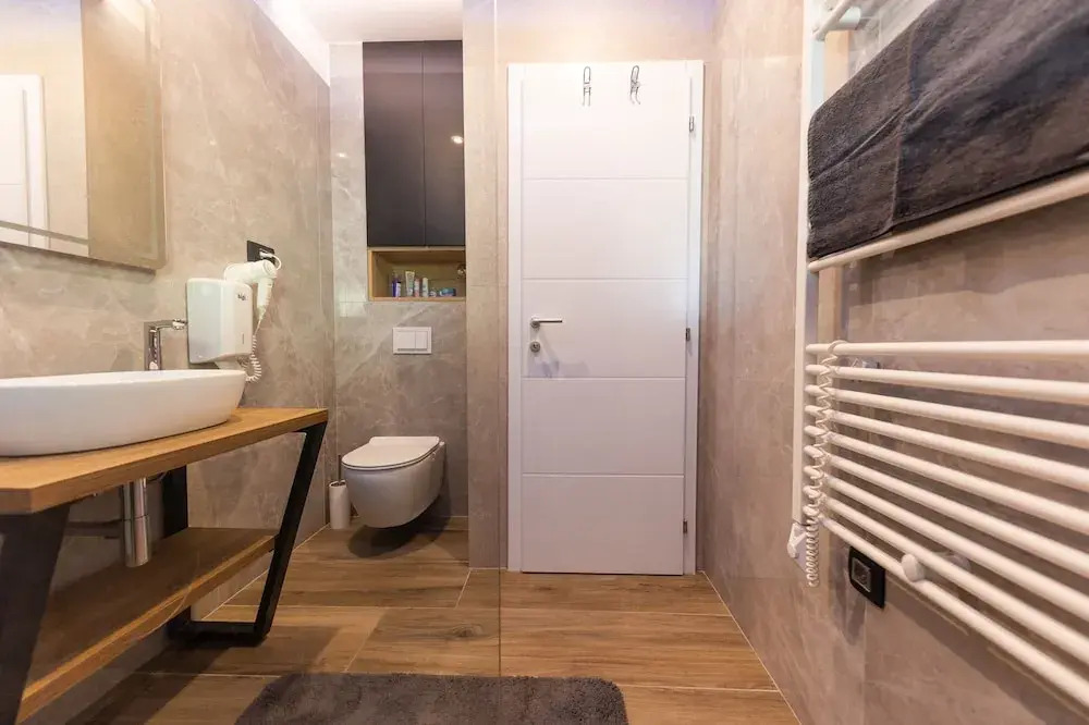 Orange Apartment - Okrug Gornji Seaside Retreat