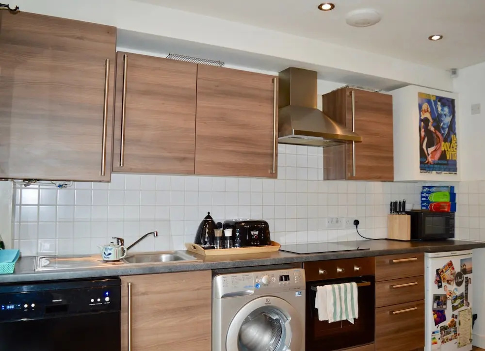 Spacious 2 Bedroom Townhouse With Garden & Parking