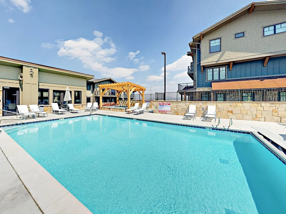 New Listing! Blackstone All-suite W/ Pool & Gym 2 Bedroom Condo