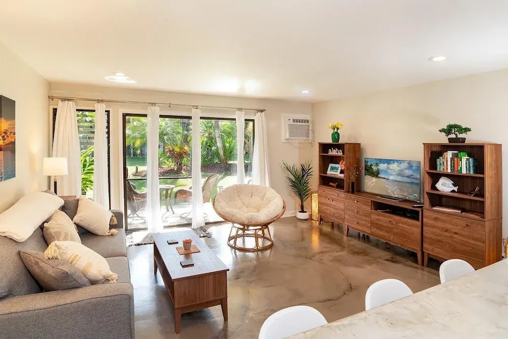 Kihei Garden Estates B-103 - Modern Design, Bright & Clean, Concrete Floors, AC!