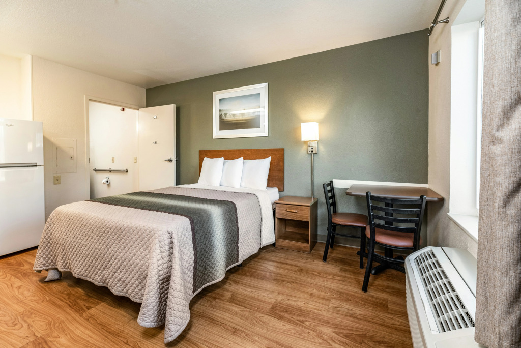 HomeTowne Studios by Red Roof Fresno - West
