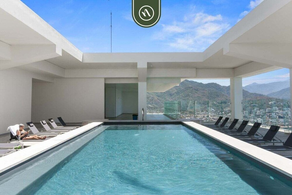 Luxury 4 BR Condo Amazing Views - Beach - Pools