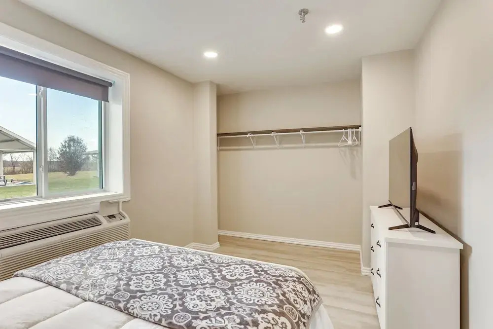 Half-mi to Oakland City Golf Club: Sleek Apartment