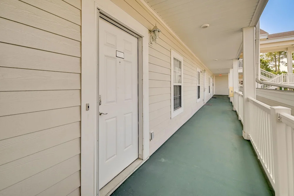 Myrtle Beach Condo: Community Pool & Golf Course!