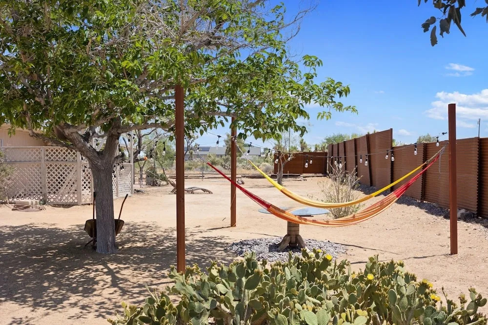 Yucca Valley Hideaway - Hammocks, Fire Pit & Grill 2 Bedroom Home By Redawning