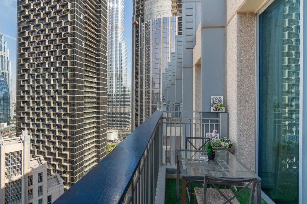 1BR Apt Top Floor Burj Sea Views Downtown