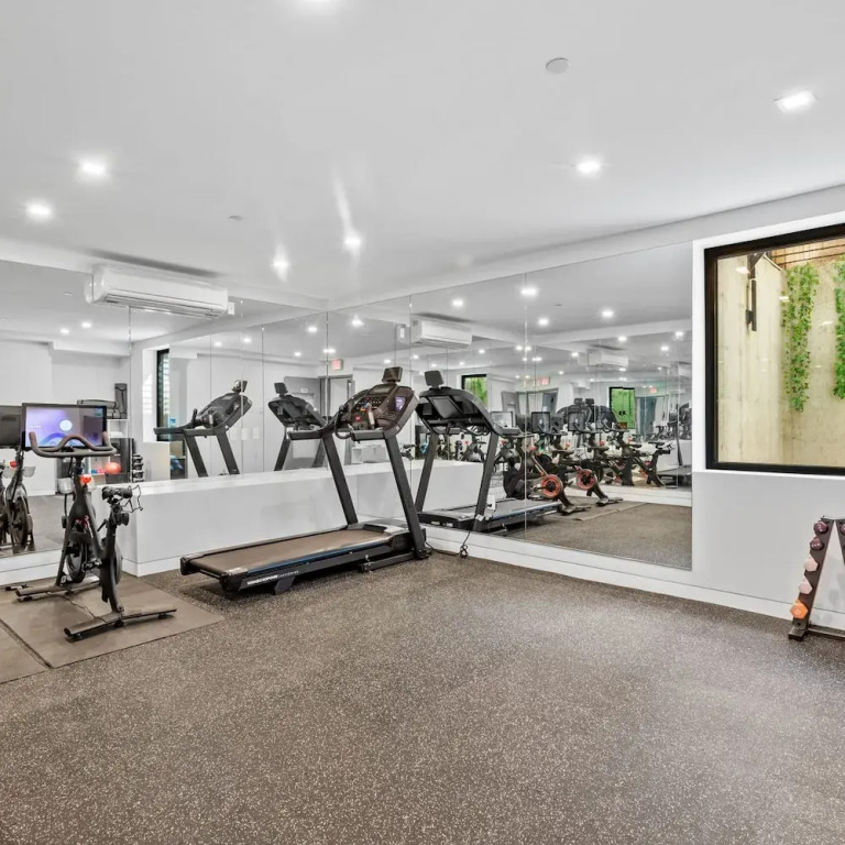 Riverbank I by Rove Travel 1BR UWS Townhome