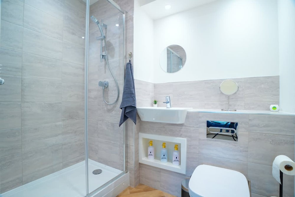 2 Bed Stylish Stay - By Holiday Homes