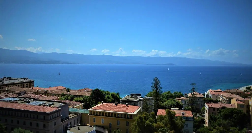 Grand T2 STANDING AJACCIO Proche centre et plages VUE PANORAMIQUE PARKING PRIVE