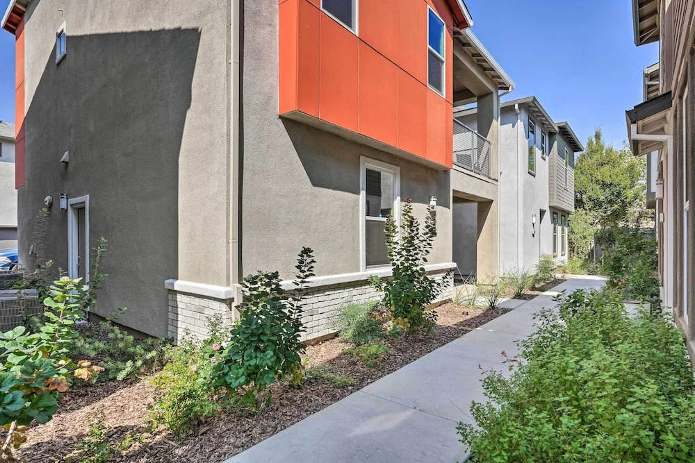 Pet-friendly Elk Grove Retreat w/ Balcony!