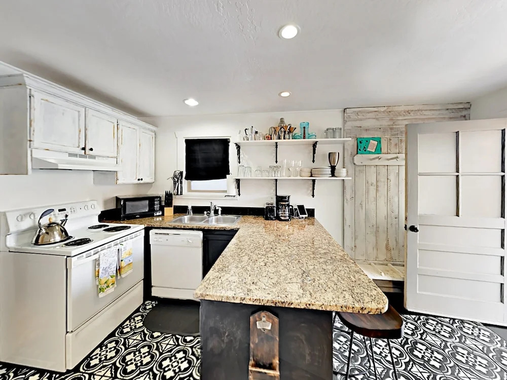 2BR Center Park City Condo by RedAwning