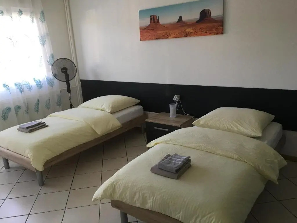 Studio Lora RM 1221