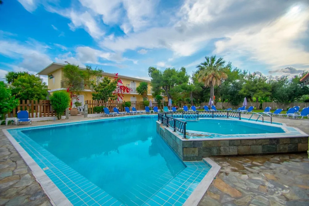 Splash Pool Bar