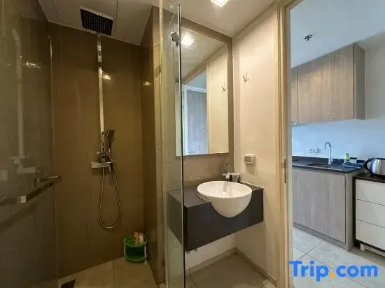 Studio with kitchen on the 42nd floor near walking street with panoramic view and side sea view