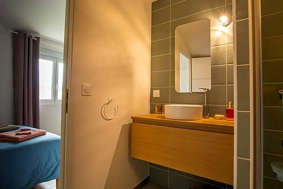Emilie une nuit - 3 chambres au 2e étage - maison avec chats