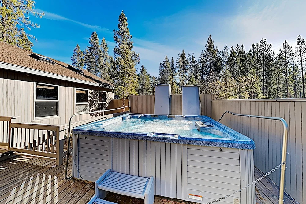 Stunning W/ Hot Tub & Expansive Deck 4 Bedroom Home