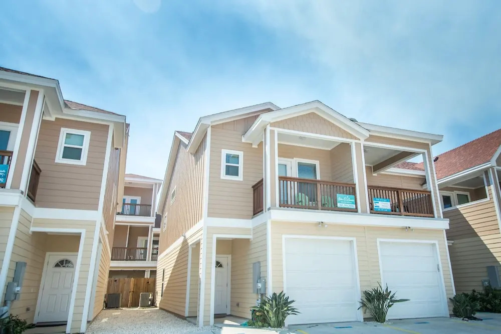Breezy Beach House 3 Bedrooms 2.5 Bathrooms Condo