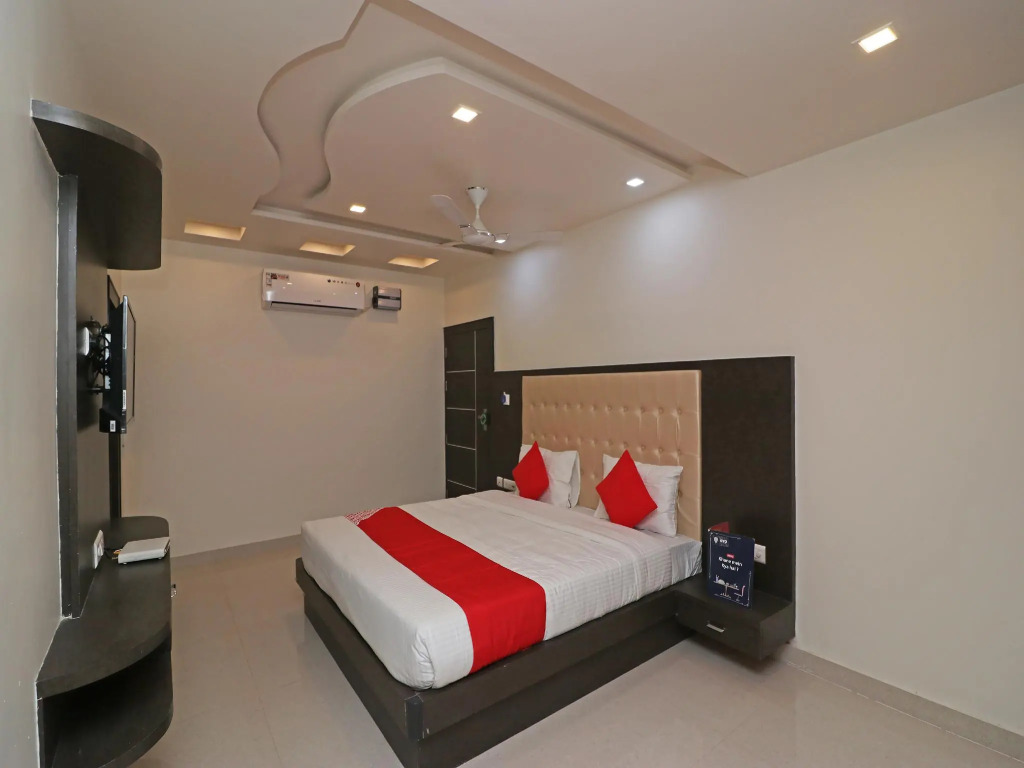 OYO 22979 Saffron Hotel