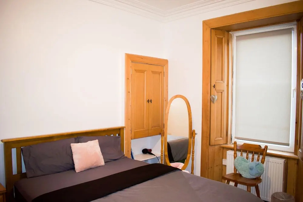 Traditional 1 Bedroom Colony Flat in Edinburgh