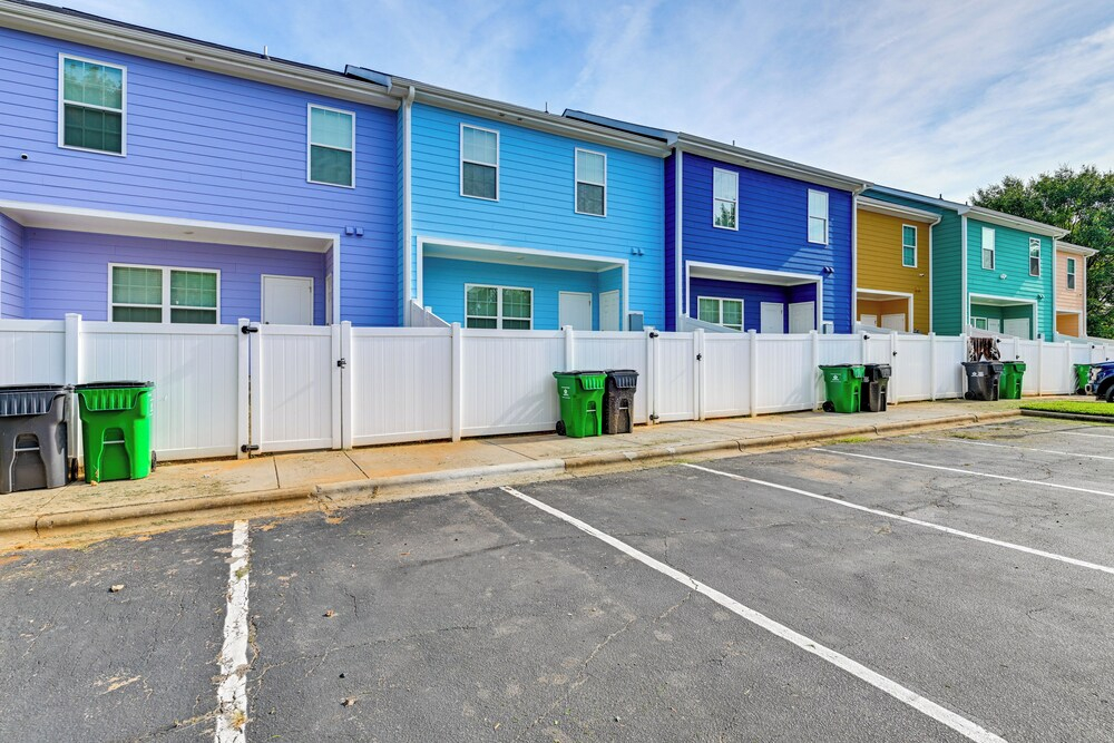 Modern Townhome w/ Yard: 5 Mi to Dtwn Charlotte