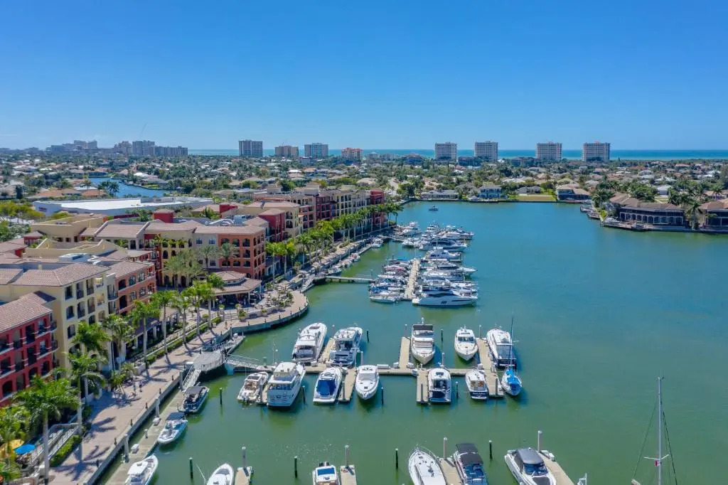 Luxury 3 Bed Condo at Popular Esplanade Overlooking Smokehouse Bay