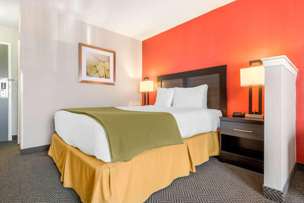 Quality Inn & Suites 5585 Ambler Drive Mississauga Ontario
