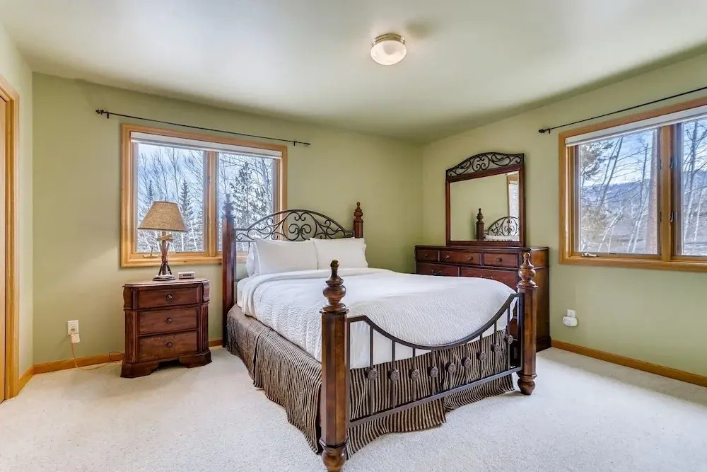 Perfect For Your Family Vacay With Yard, Hot Tub & Pet Friendly! 5 Bedroom Home by RedAwning