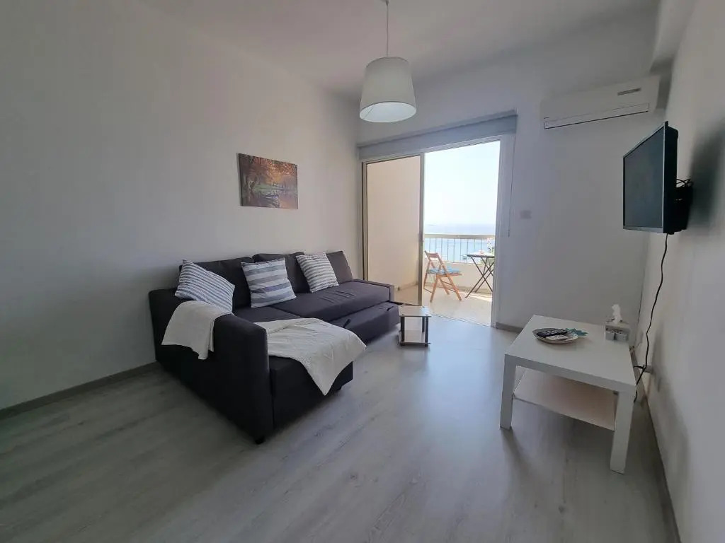 Super Modern Beachfront 1 bedroom - sleeps 4