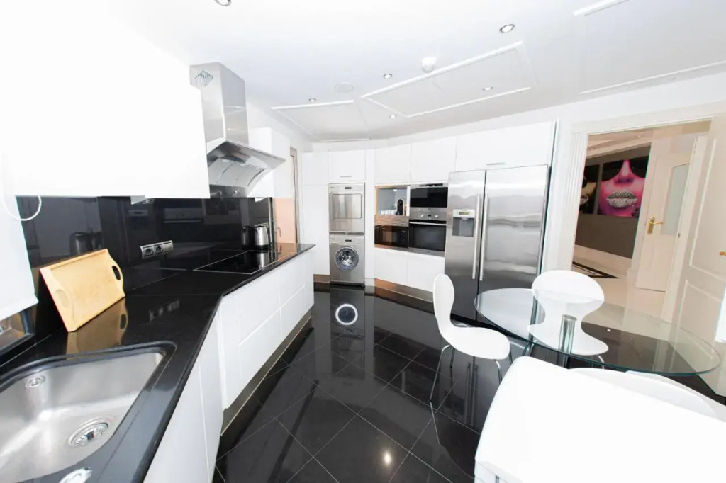 Luxury 3BDRS apt. In Mistral Beach with sea views.