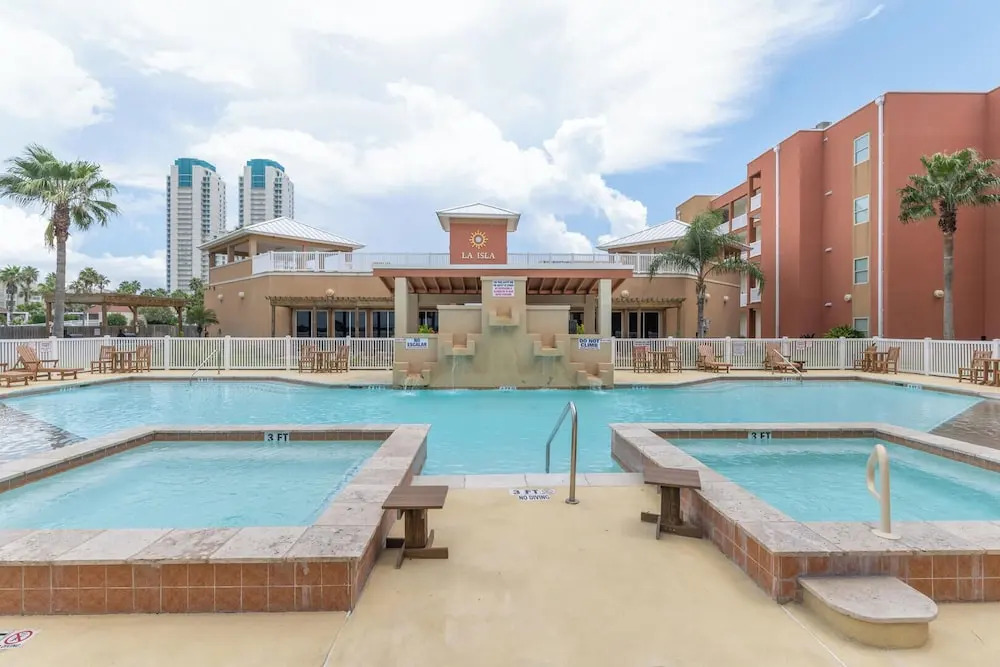 Casual Condo Near Beach w/ Pools, hot tub & Grill!
