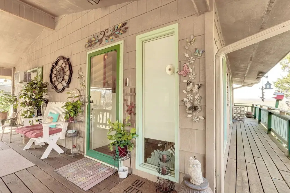 The Treehouse in Cherokee Village: Deck & Views