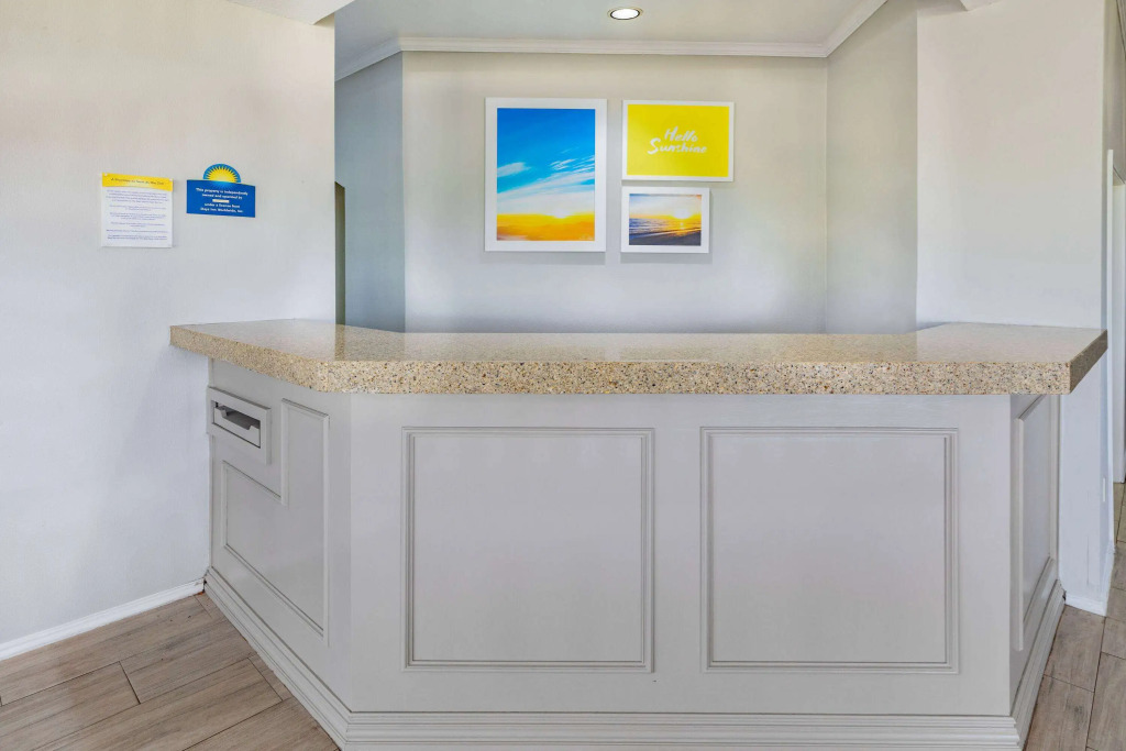 Days Inn & Suites by Wyndham Huntsville