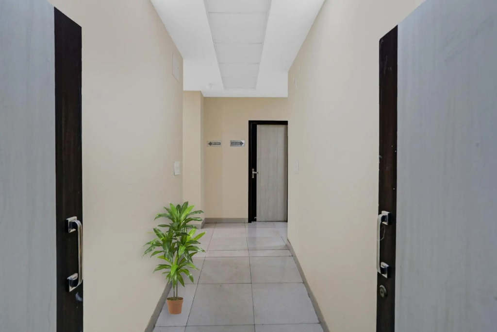 Collection O 70198 Metro View Ashok Vihar