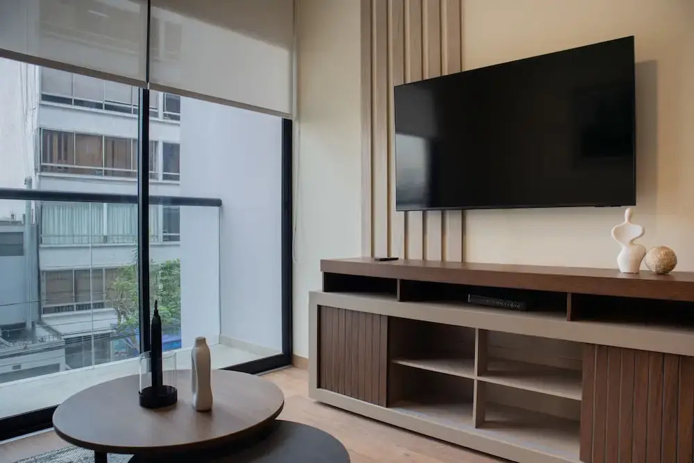 w Modern 2BR w Scenic Balcony Close to Kennedy Park