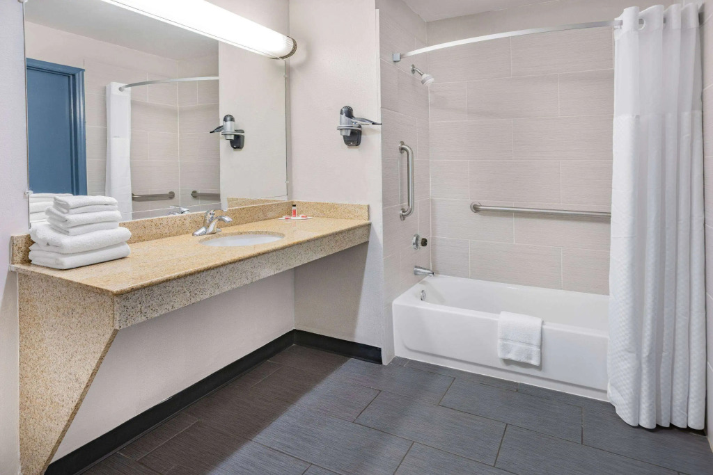 Days Inn by Wyndham Raleigh Glenwood-Crabtree