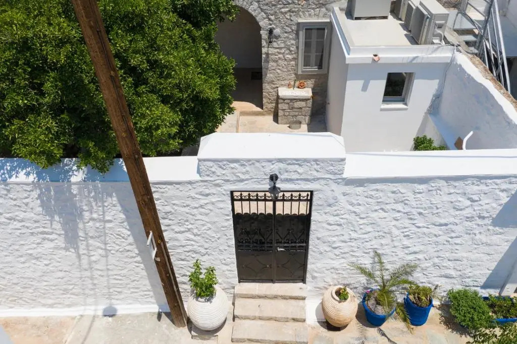 LIVIN HYDRA 1 -Luxury Apartments