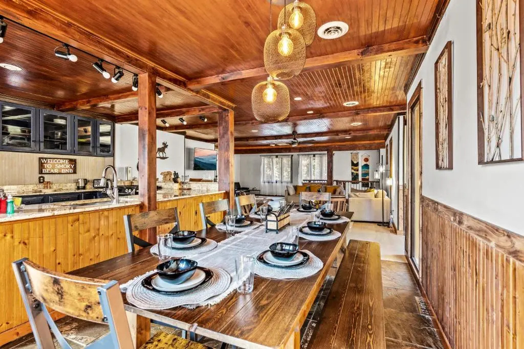 Smoky Bear BnB! Theater, Game Room, Hot Tub, Bar, 5Br 5Ba