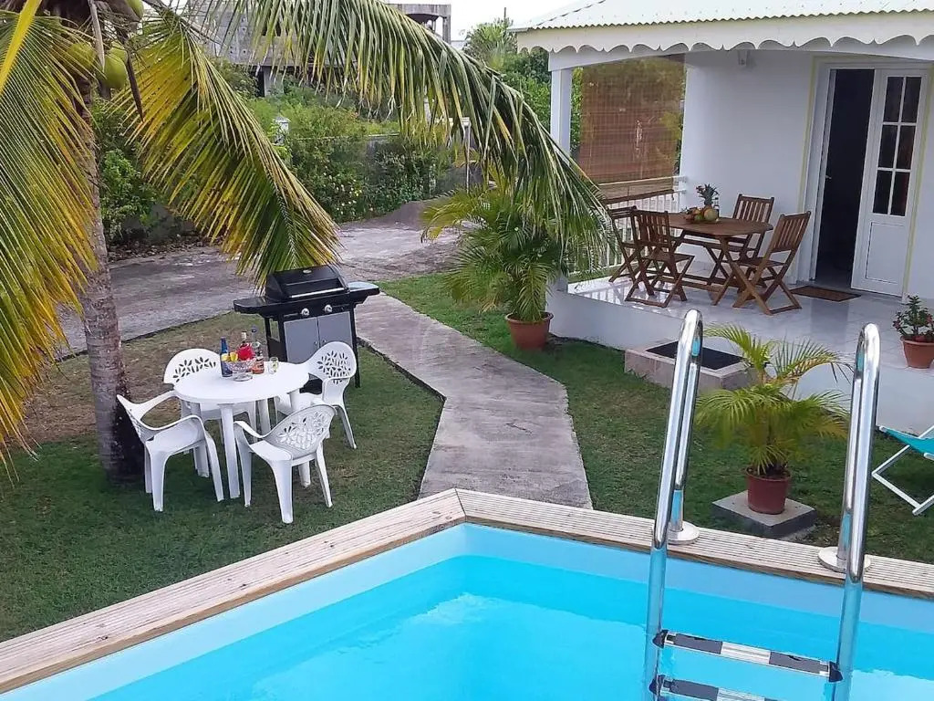 Maison de 2 chambres avec piscine partagee jardin clos et wifi a Le Moule