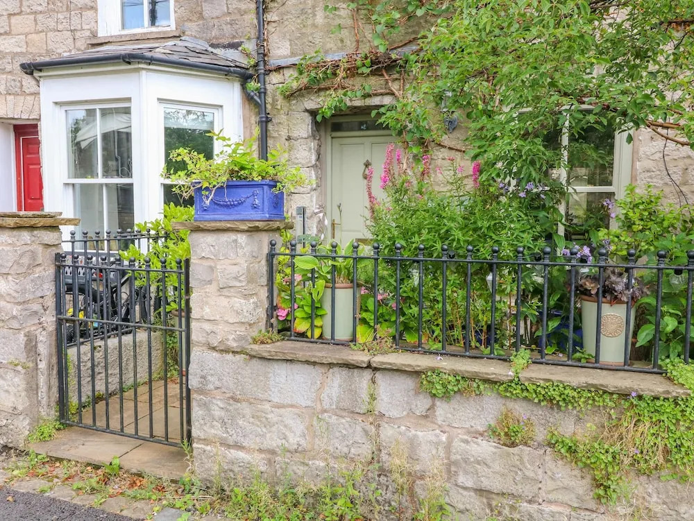 10 Castle Crescent