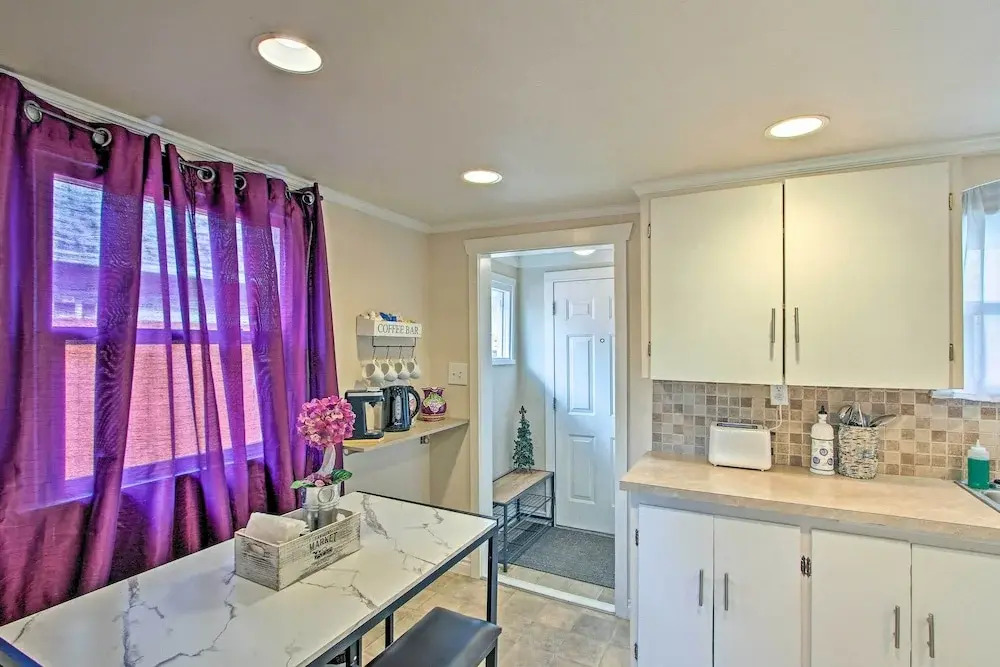 Lovely Tacoma Cottage w/ Fire Pit, Near Dtwn!