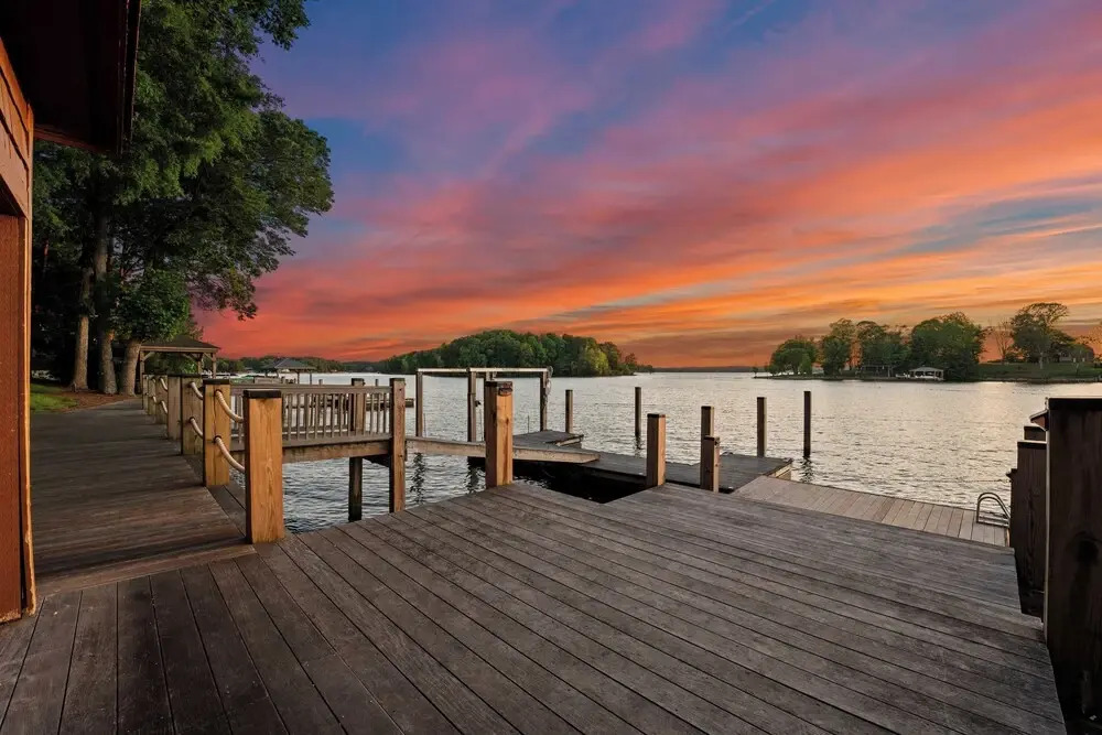 Sunset Shores Resort: The Grand House by Avantstay Lakefront, Spa, Private Dock+beach, Game Room
