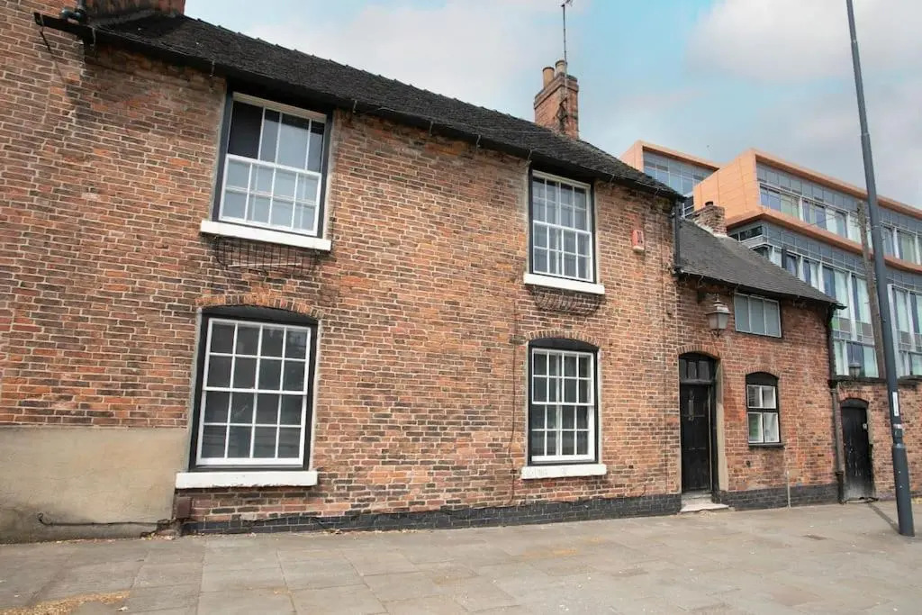 Modern Spacious 4 Bed House with WiFi